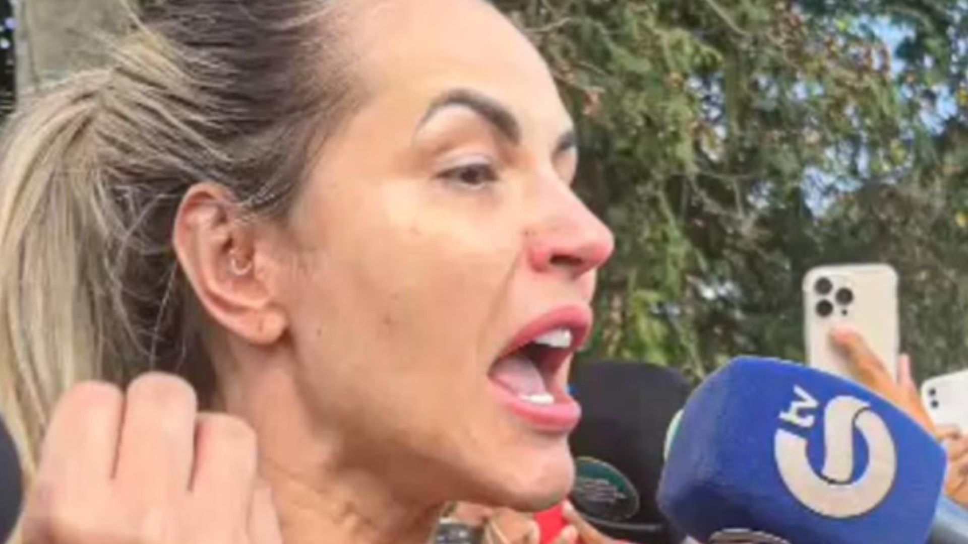 Eita! Fora da prisão, Deolane perde a paciência com jornalista: “Chata pra c*”