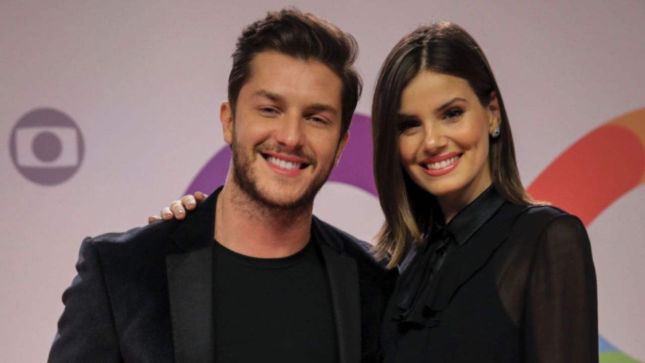 Camila Queiroz e Klebber Toledo revelam interesse em adotar: “Amor é amor”