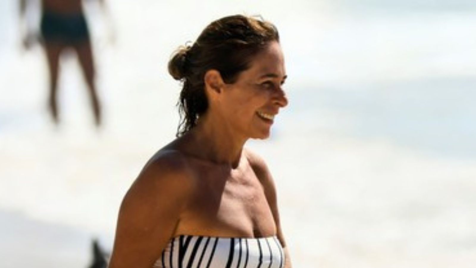 Domingou! Andrea Beltrão é flagrada jogando altinha na praia e corpo sarado impressiona
