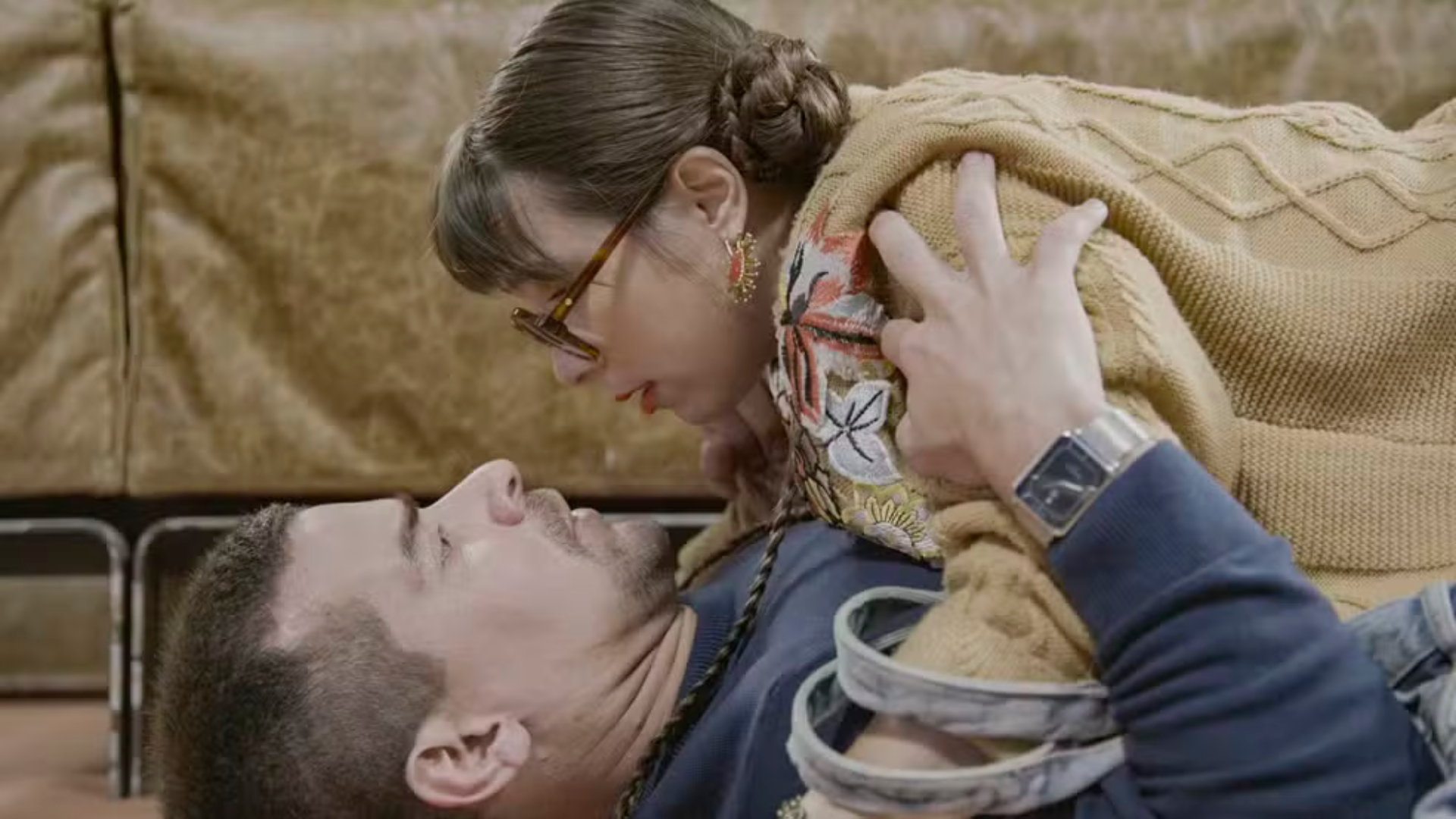 Família É Tudo: Júpiter e Lupita esquentam o clima com beijos e declarações
