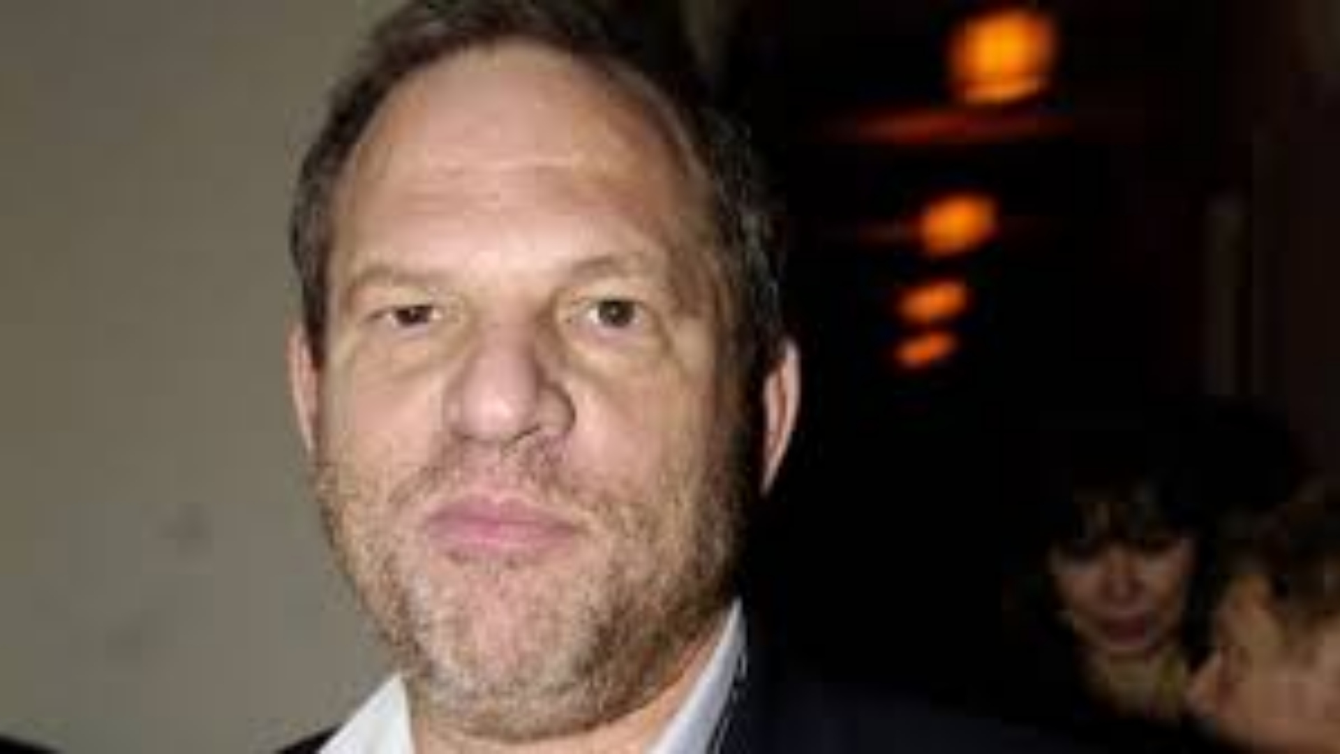 Harvey Weinstein passa mal na prisão e é submetido a cirurgia de emergência