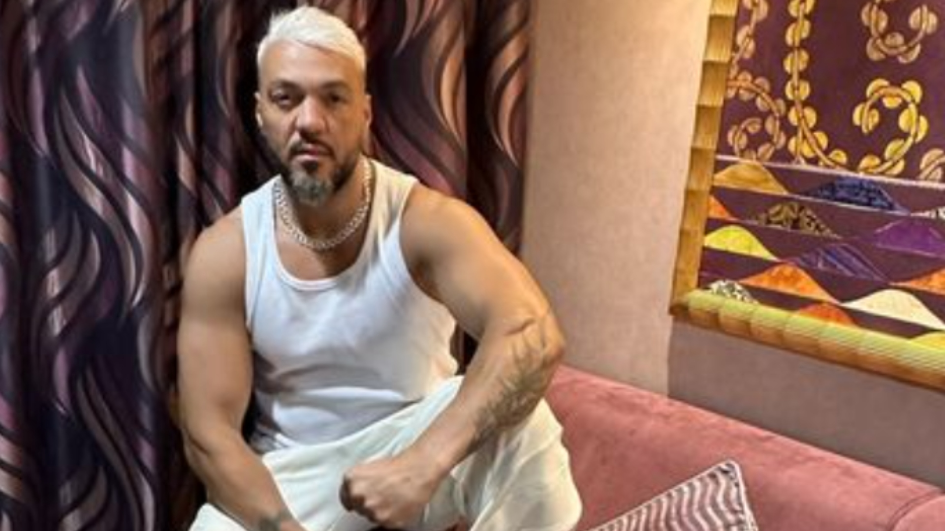 Quem é a suposta nova namorada de Belo? Cantor foi flagrado com morena misteriosa