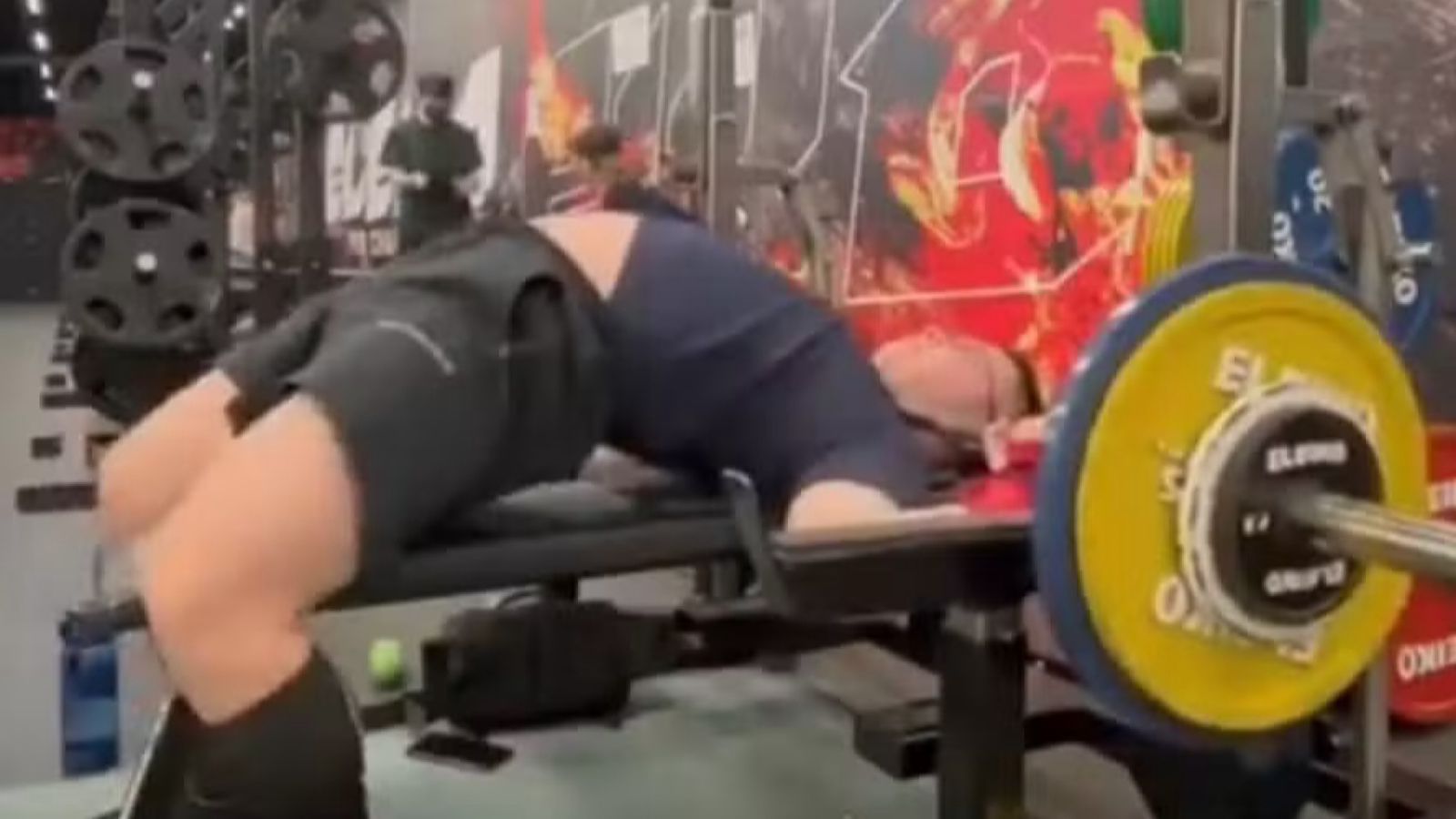 Homem é estrangulado após tentar levantar 104 quilos durante exercício