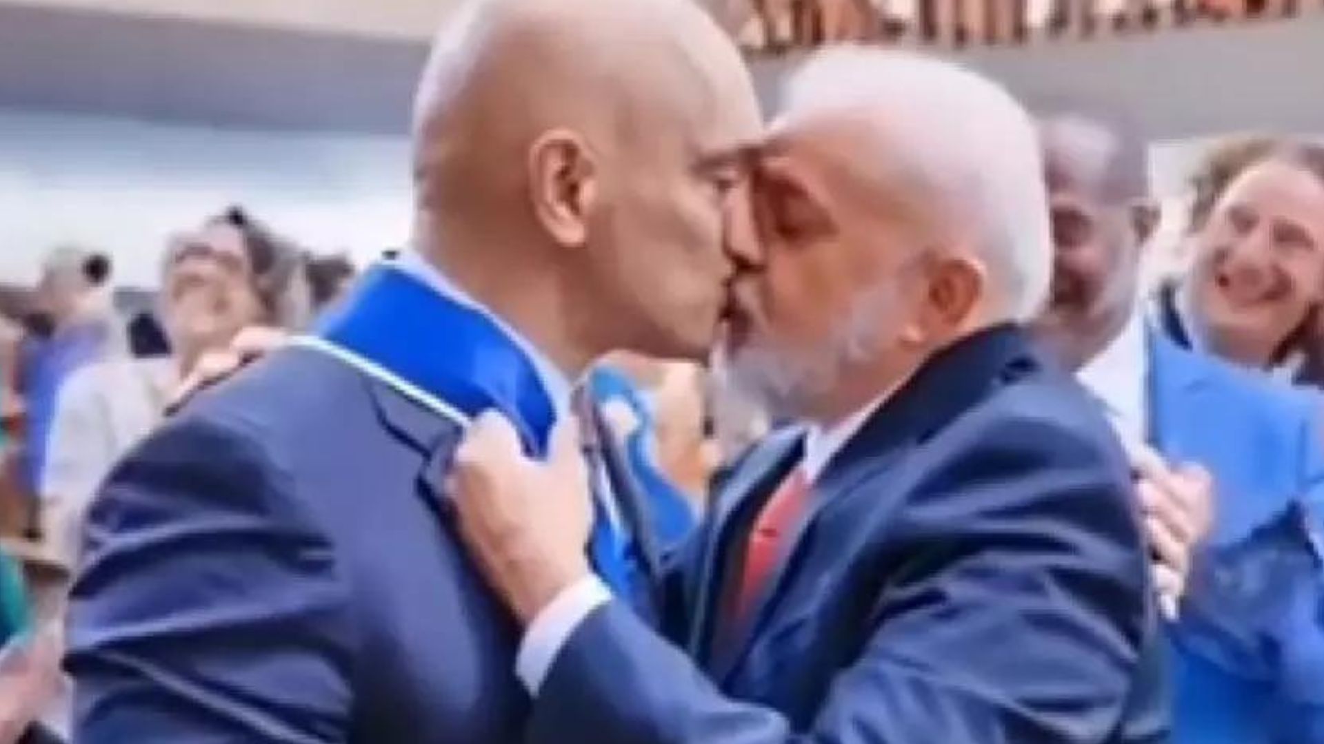 Fake! Verdade sobre vídeo de Lula aos beijos com ministro é descoberta