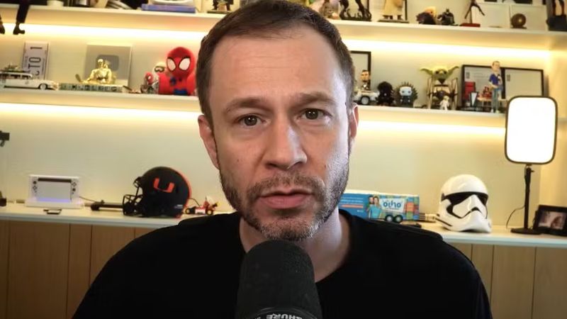 Após polêmica, Tiago Leifert nega que Vini Jr. tenha sofrido racismo em premiação