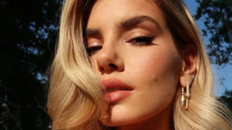 Camila Queiroz revela segredos para manter o loiro impecável; saiba quais são eles