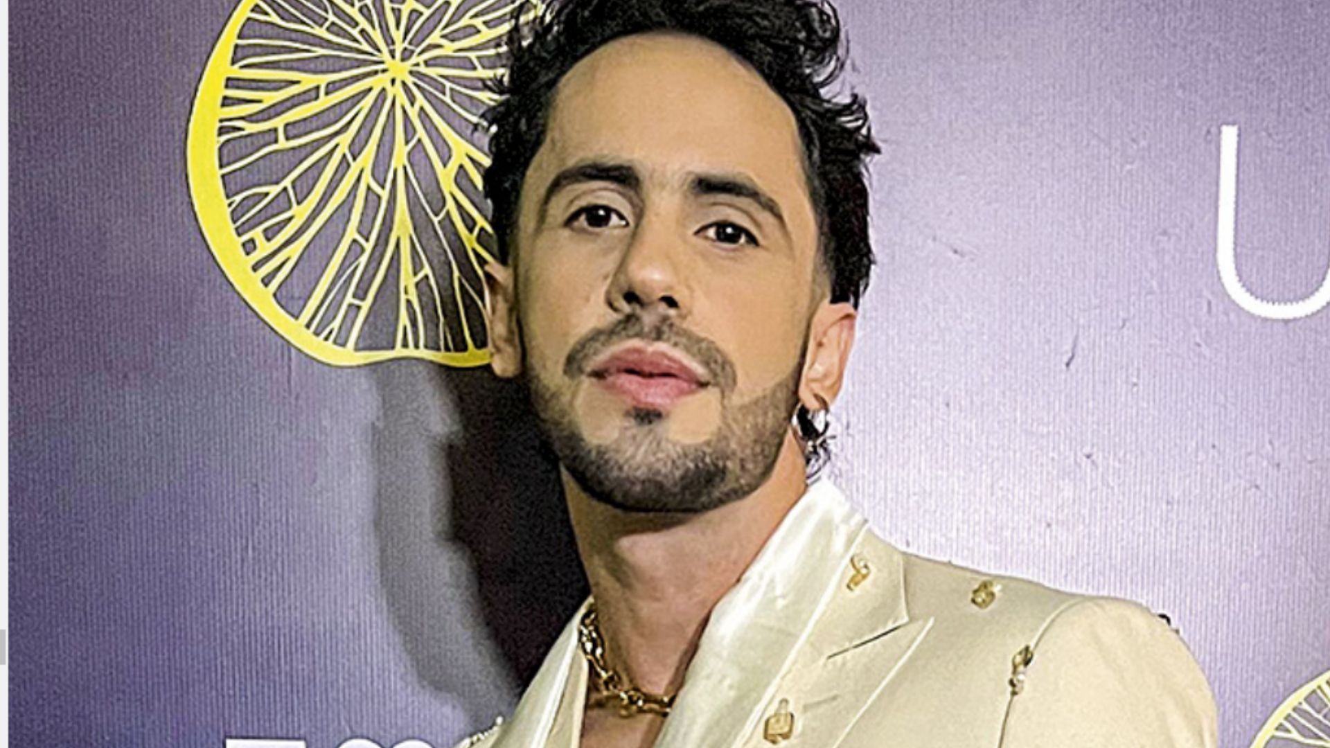 Cantor Romero Ferro revela que já dividiu palco com ícone da música brasileira: ‘Me chamou’