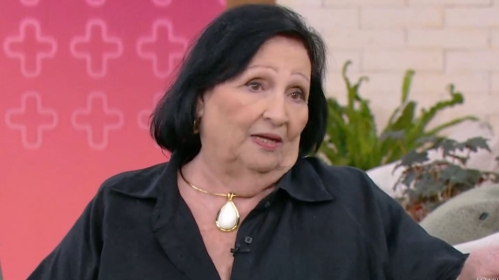 Cauã Reymond ou Juan Paiva? Dona Déa expõe beijo ruim de galã no ‘Mais Você’