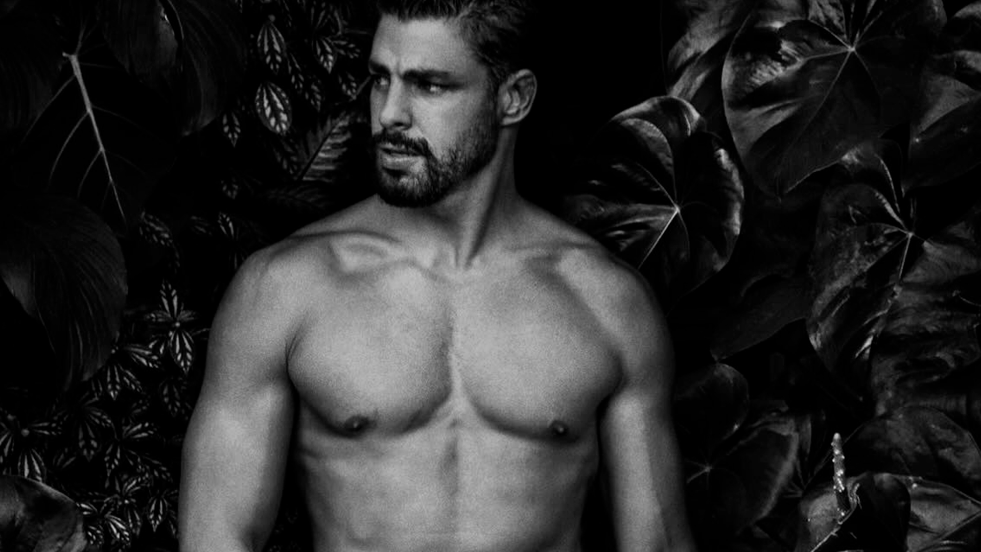 Cauã Reymond posta foto completamente pelado e choca seguidores: ‘Que delícia’