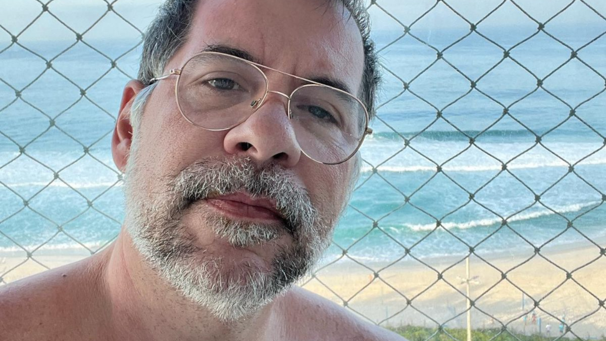Leandro Hassum se emociona ao falar de avó: ‘Partiu praticamente nos meus braços’