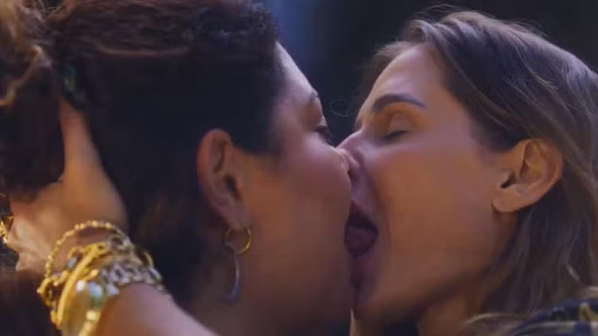 Beijão entre Deborah Secco e Fabiana Karla viraliza na web