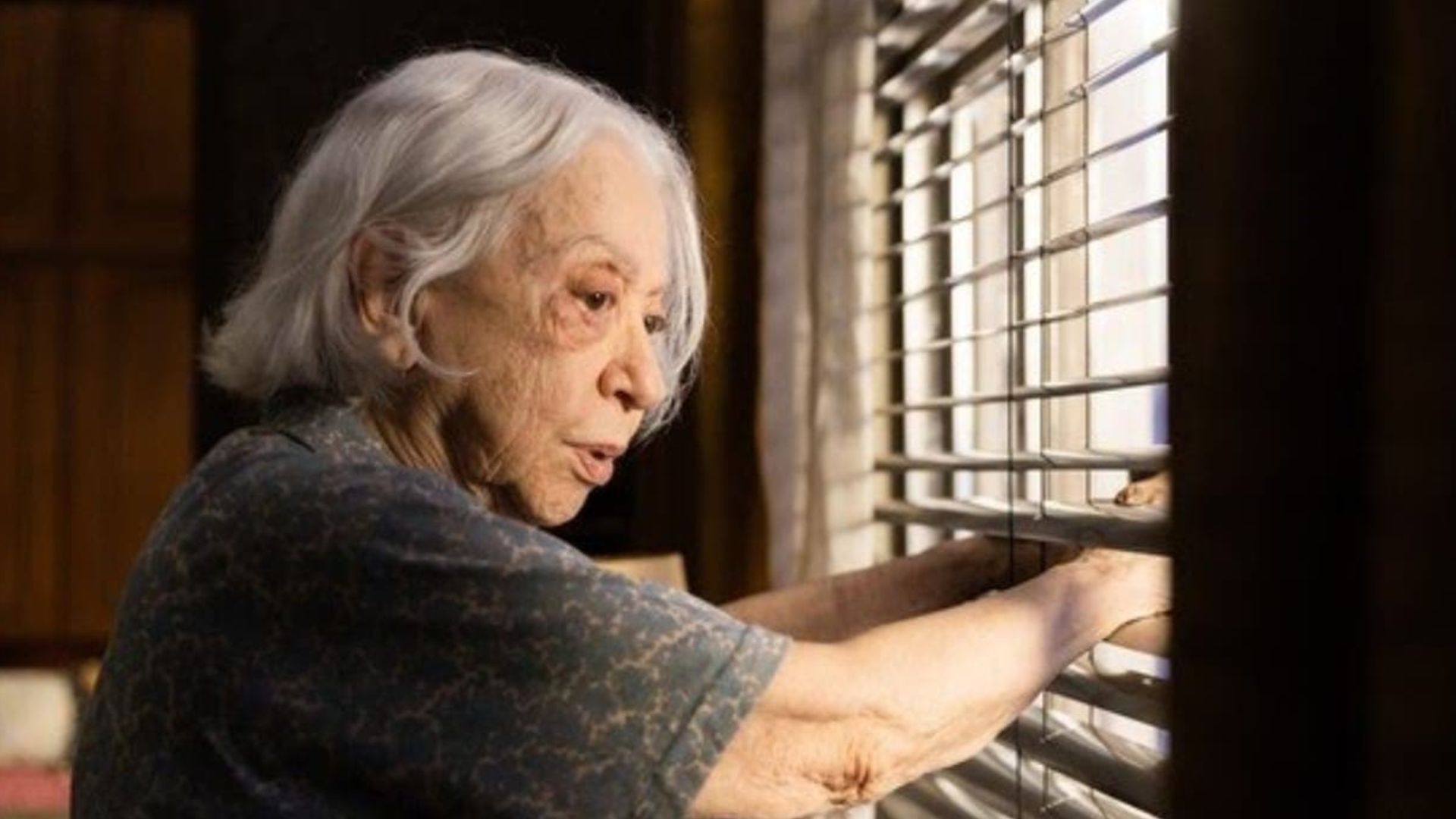 Fernanda Montenegro vive idosa que derrubou tráfico no RJ no trailer de Vitória