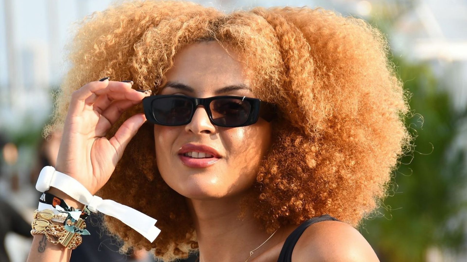 Atriz de ‘Três Graças’ curte festival de maiô e jaqueta: ‘Sem necessidade disso’