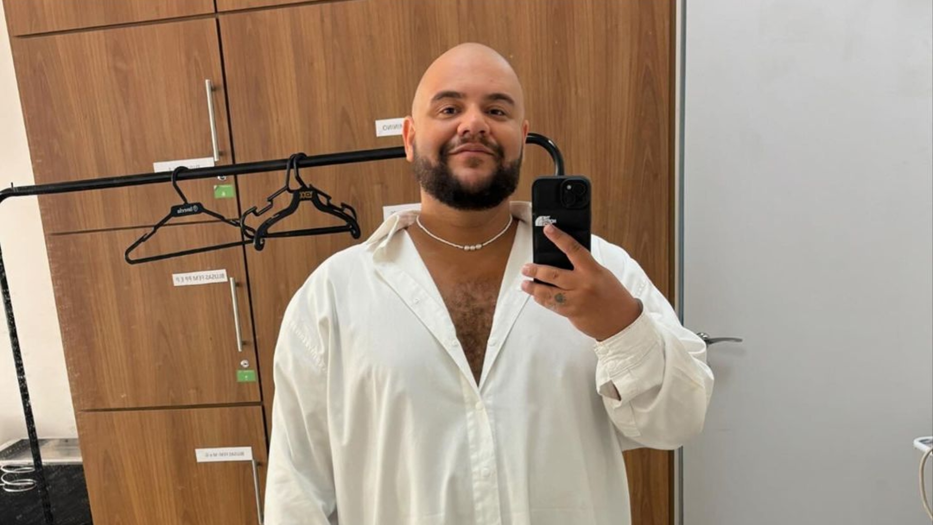 Gominho abre o jogo sobre orientação sexual após mostrar namorada na TV: ‘Me choca muito’