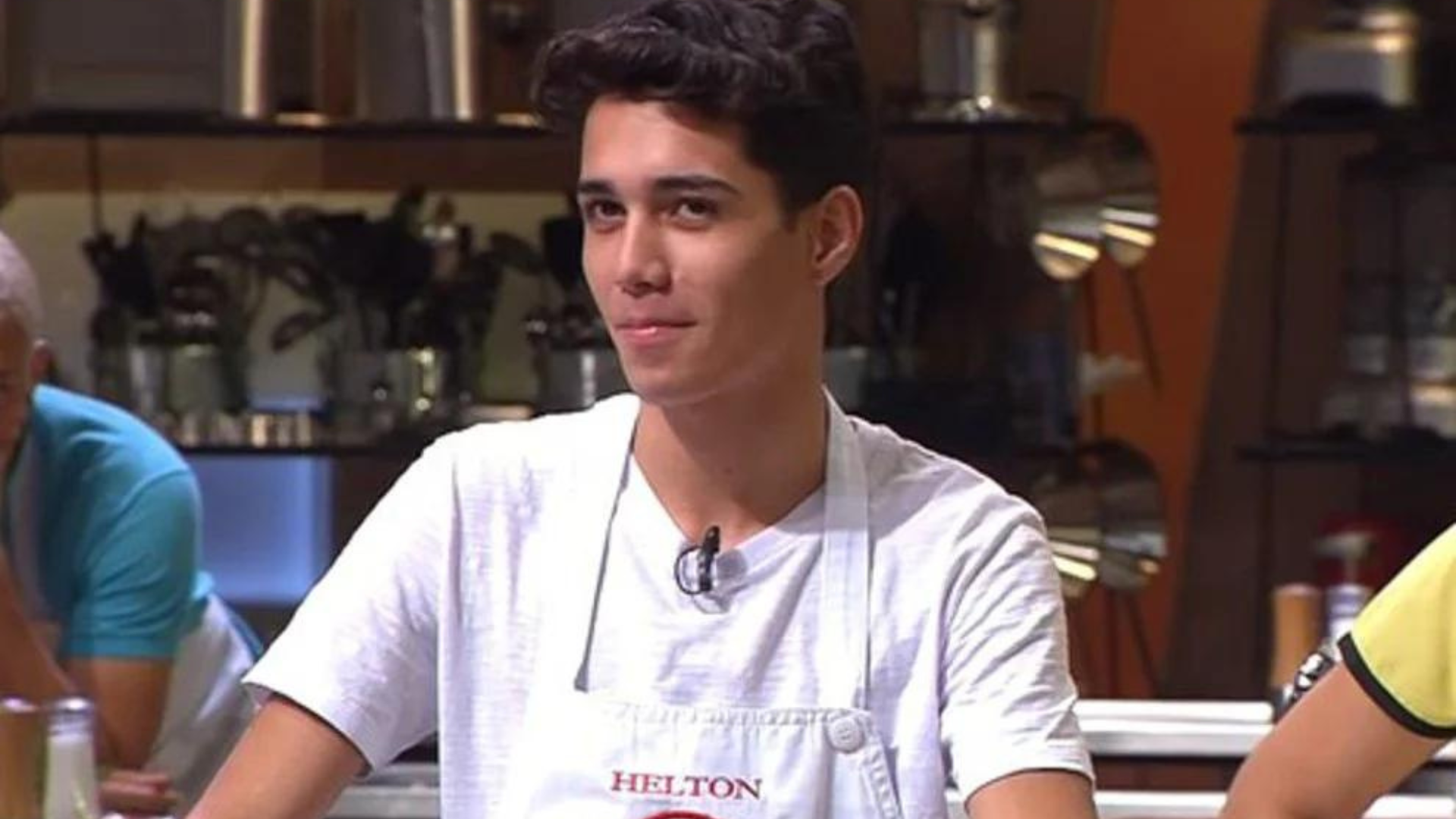 Filho de cantora gospel, ex-MasterChef se assume e revela namoro com influenciador