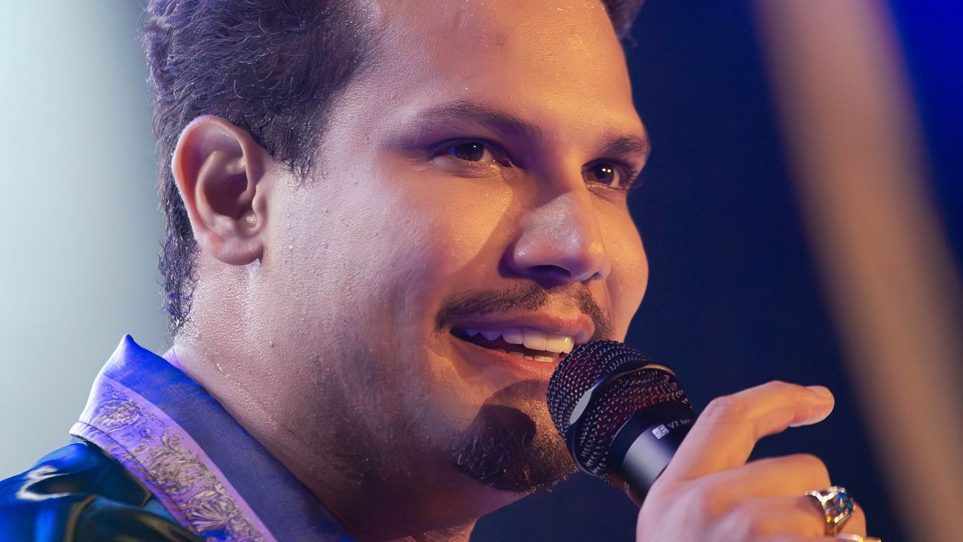 Sertanejo Israel Novaes rebate ataques após admitir luta para ser fiel: ‘Fingidas’