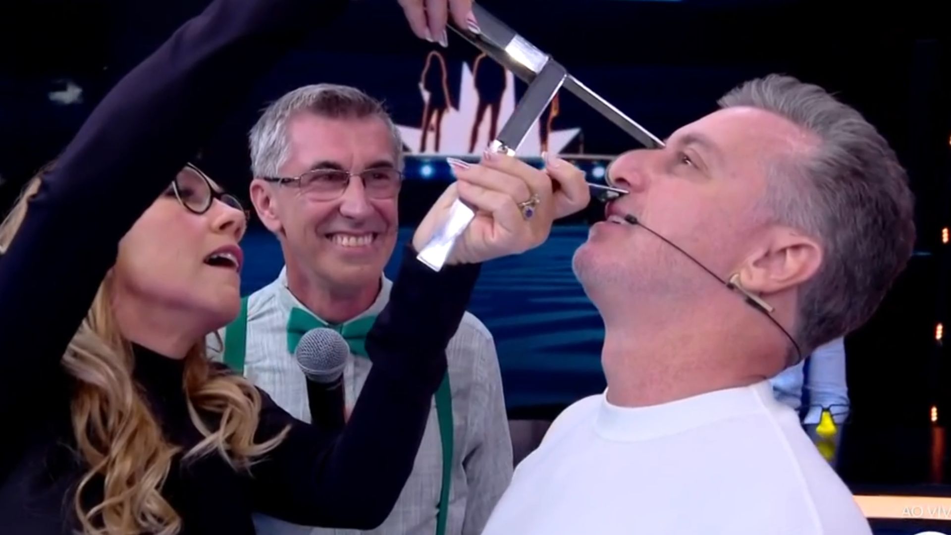 Luciano Huck vence desafio no ‘Domingão’ e surpreende com maior nariz: veja vídeo