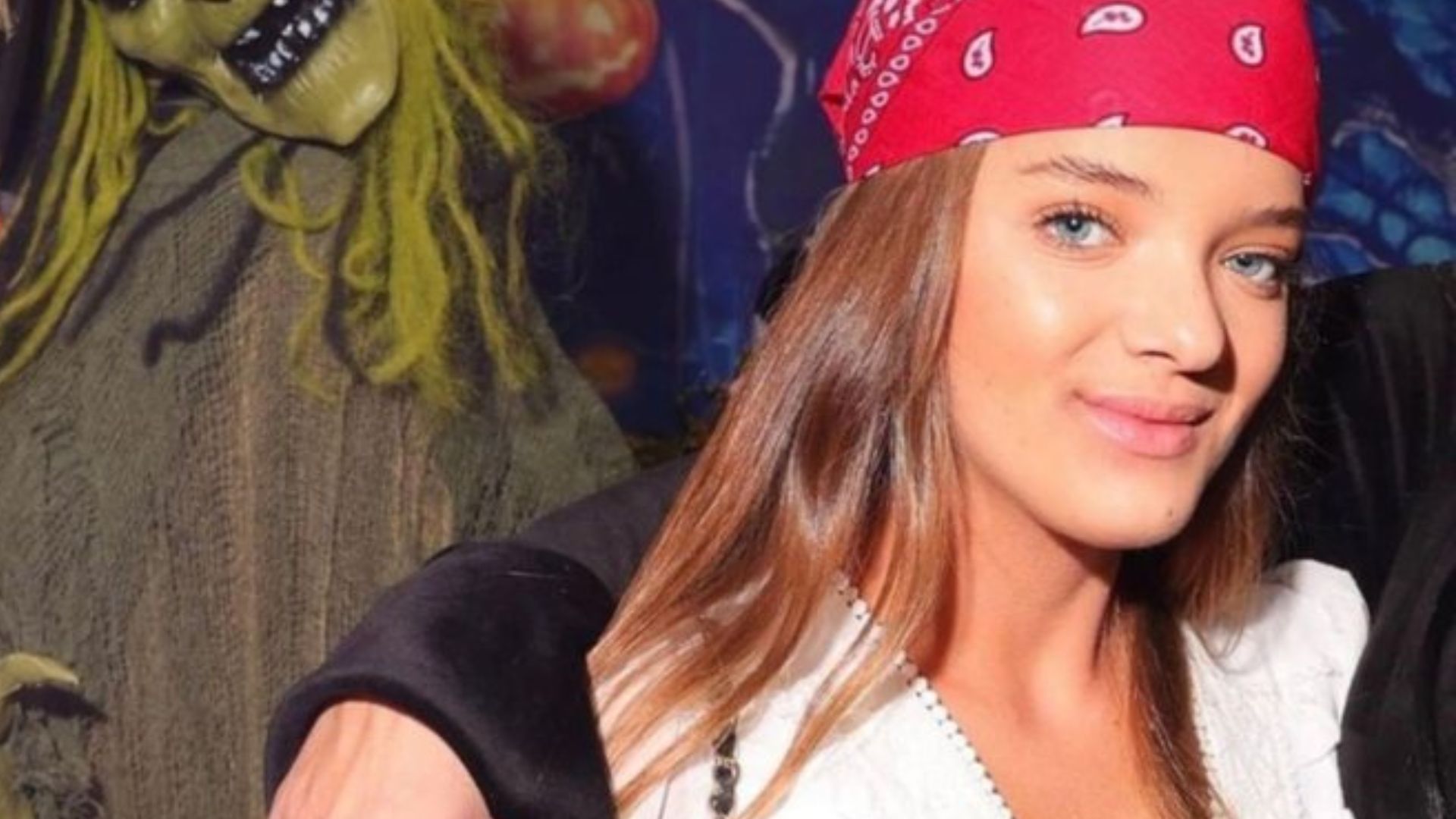 Que luxo! Rafaella Justus combina fantasia de Halloween com corset assinado