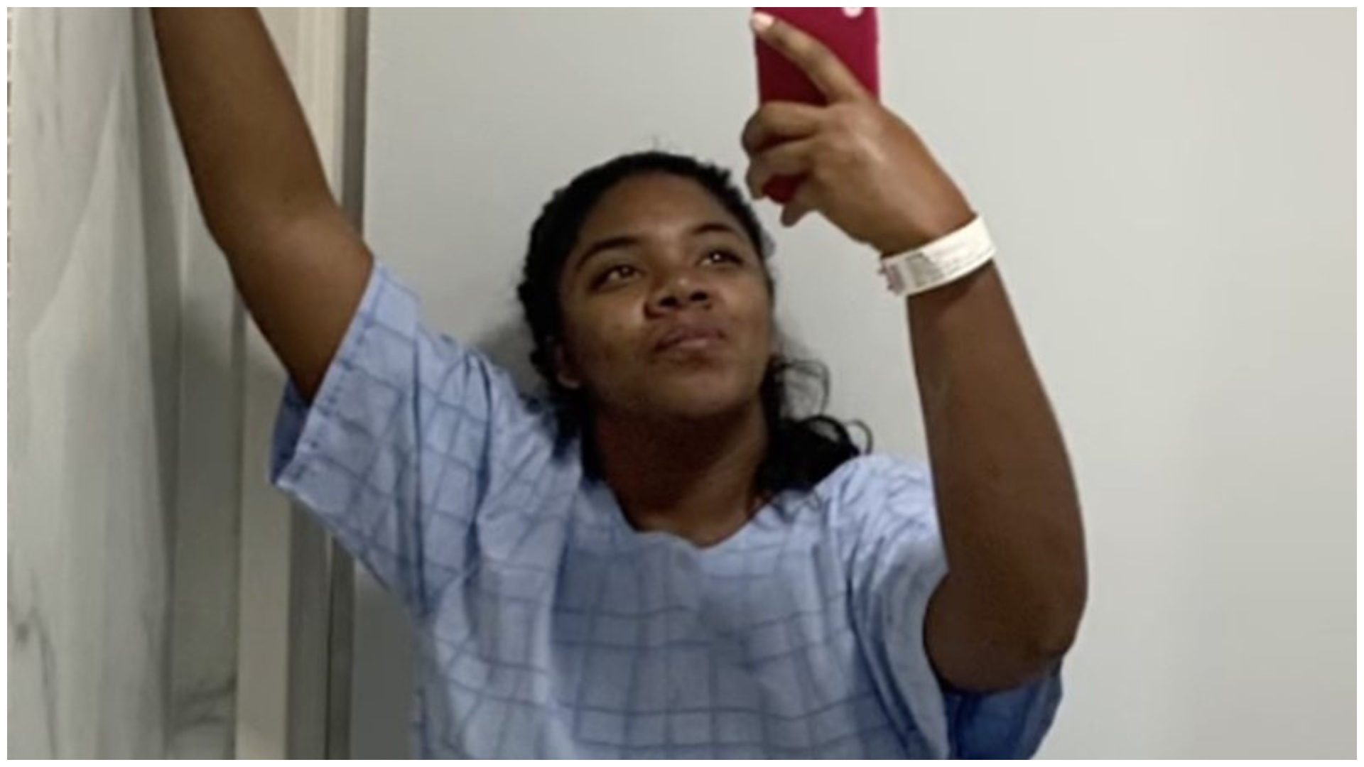 Ainda internada, Raquel Brito posa no hospital e manda recado para médico: ‘Tão feliz’