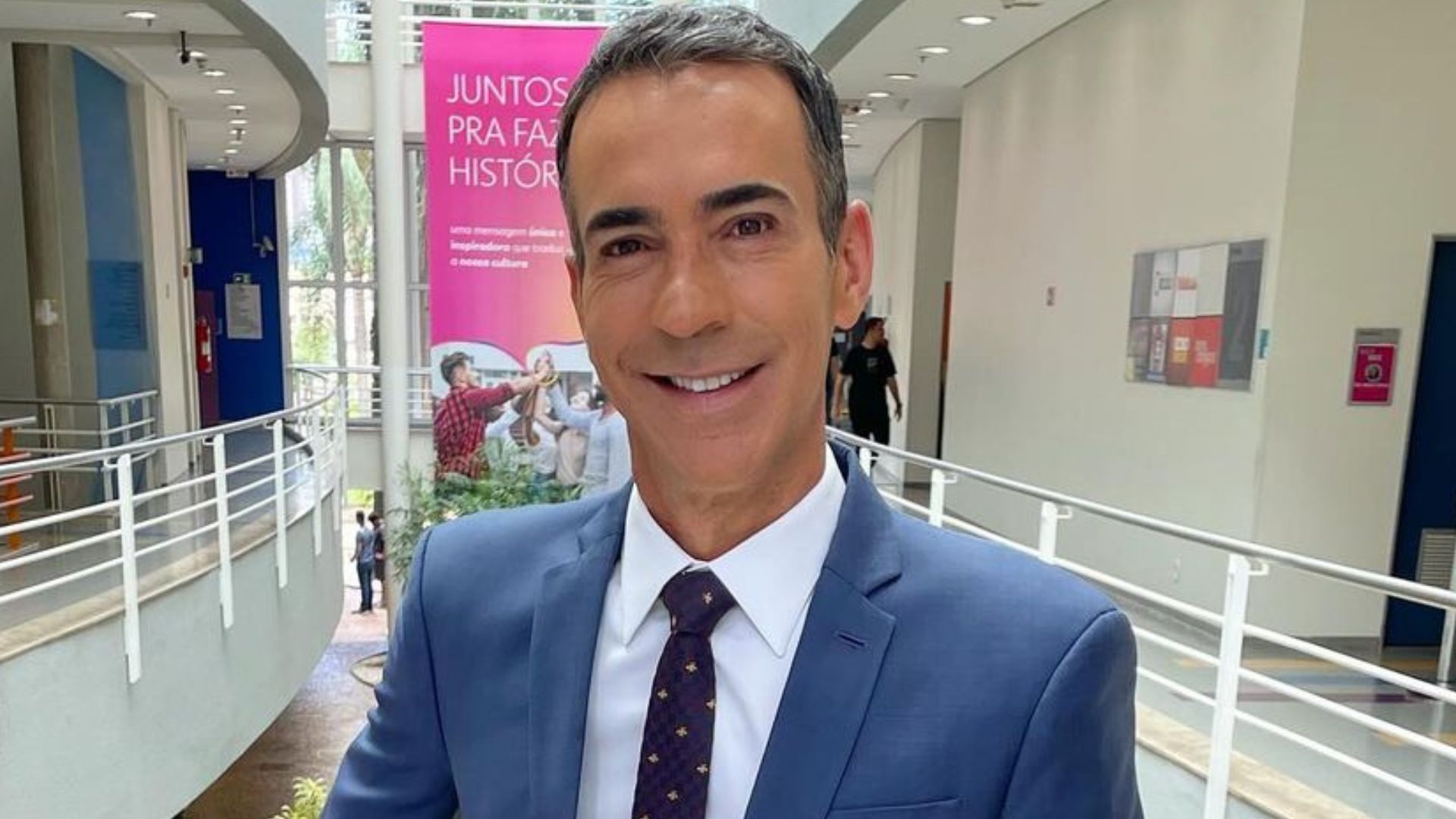 De shortinho e pernão de fora, César Tralli agita feira no Rio: ‘Deus grego’