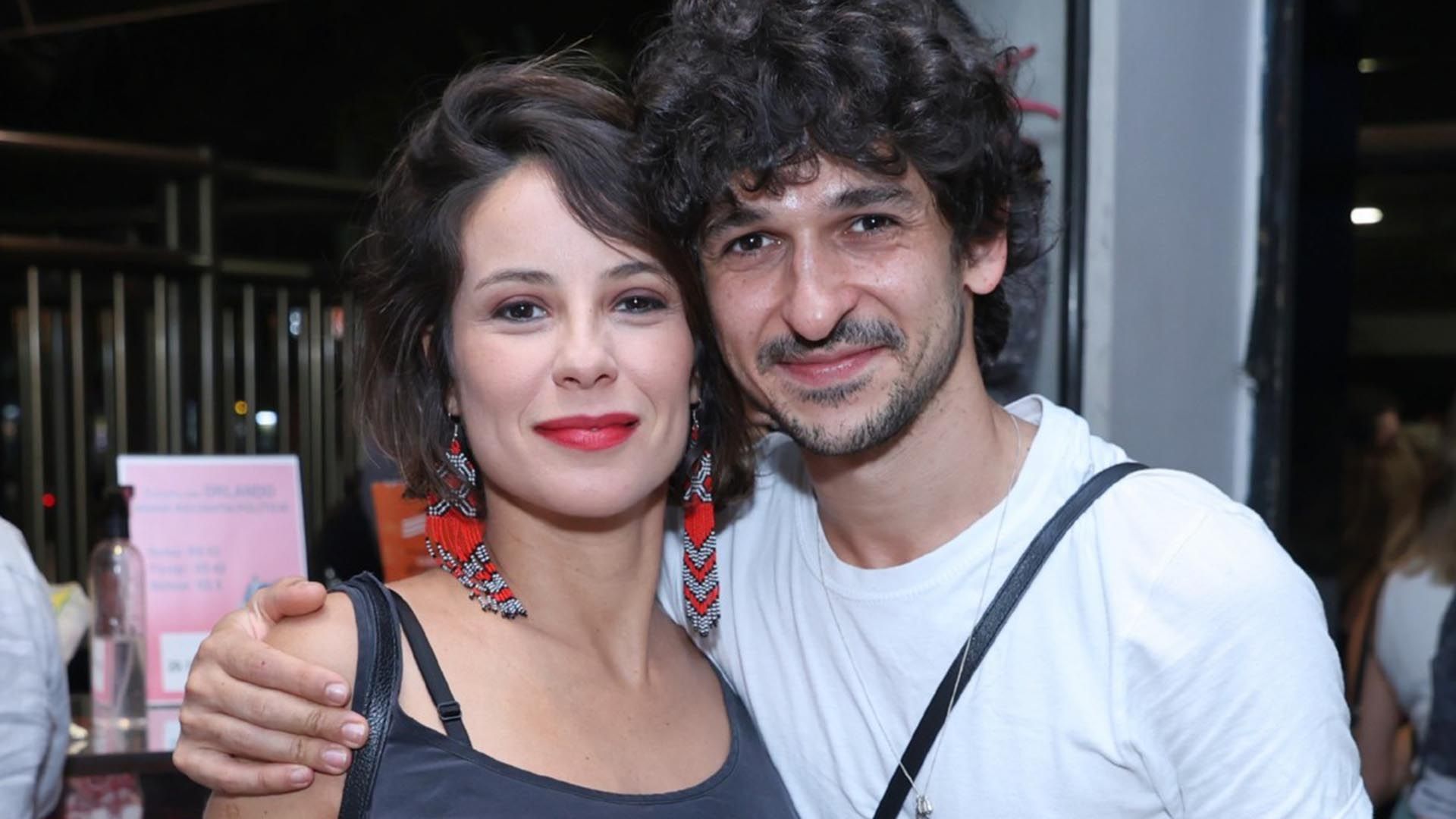 Andréia Horta exibe barrigão de grávida em praia: ‘Amorzão’