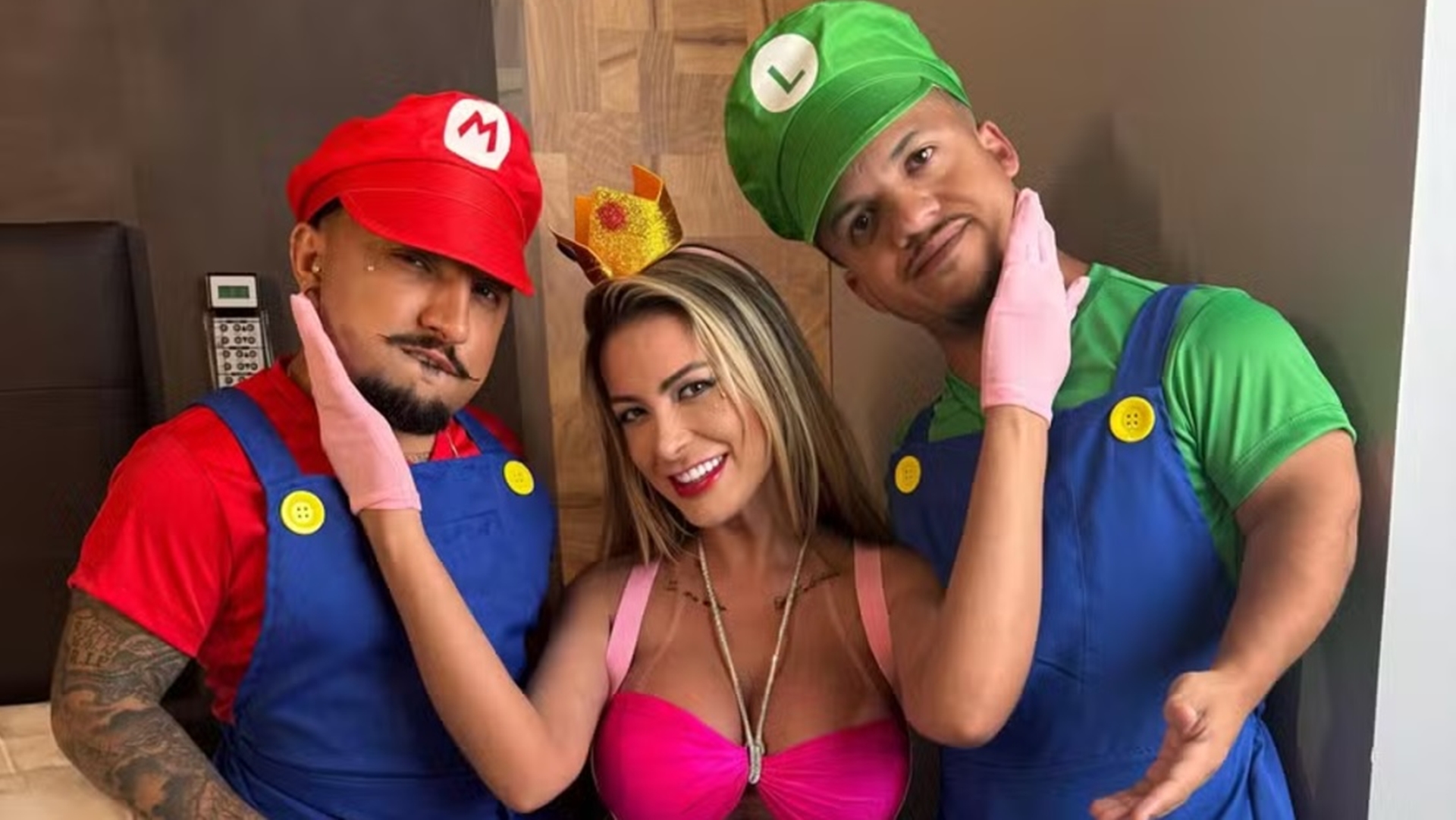 Andressa Urach grava filme adulto com anões fantasiados de Mario e Luigi