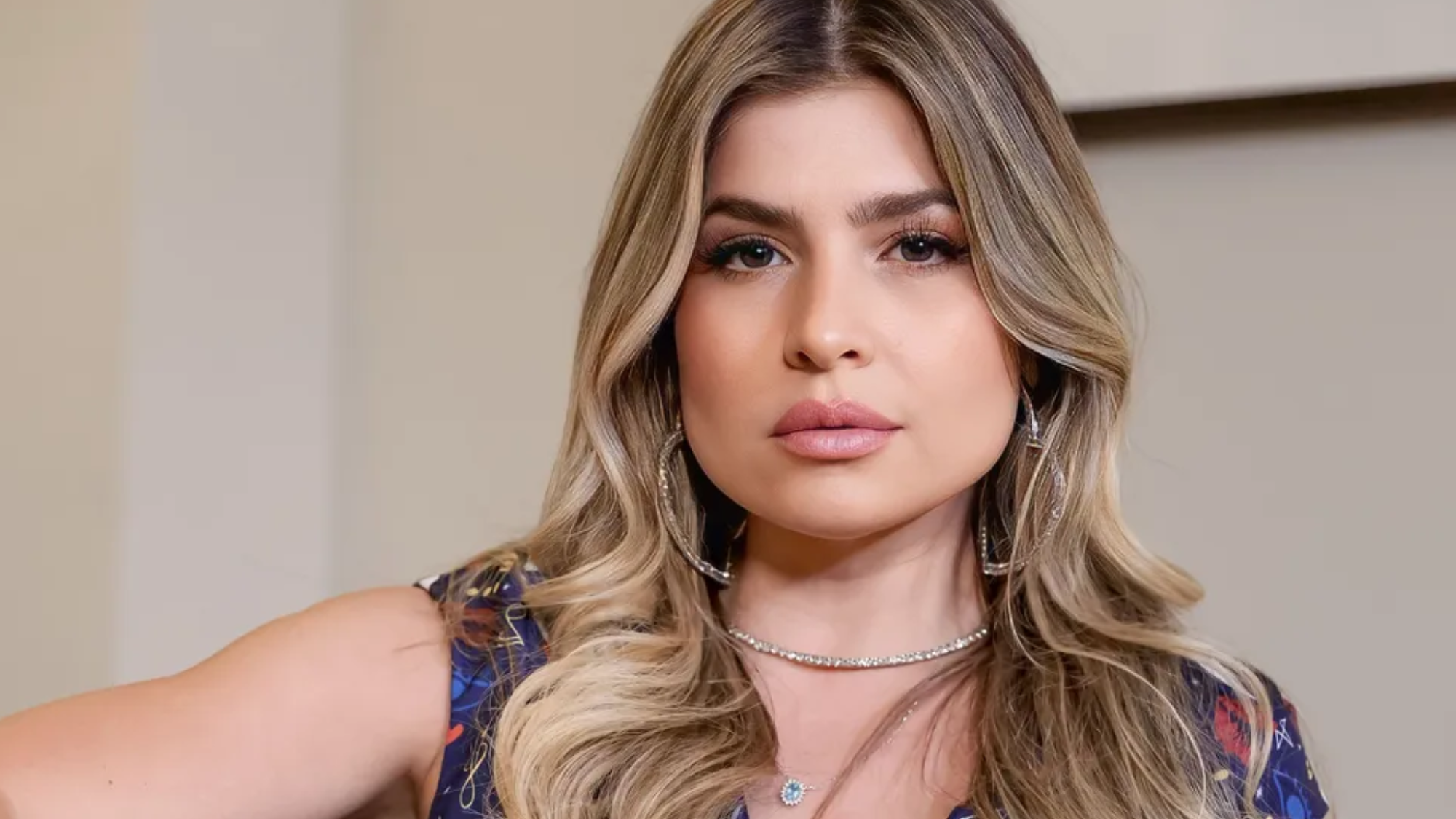 Claudia Melo desabafa sobre presença nas redes: ‘Exposição intensa é um desafio’