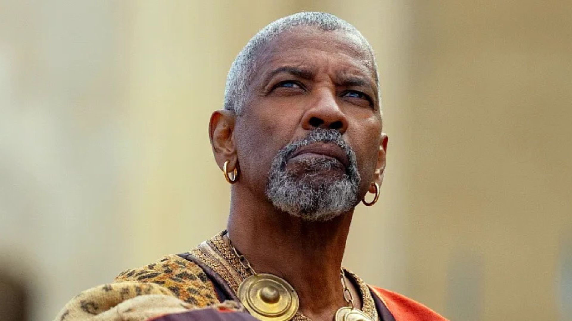 Ator veterano reclama de censura em filme após gravar cena de beijo gay