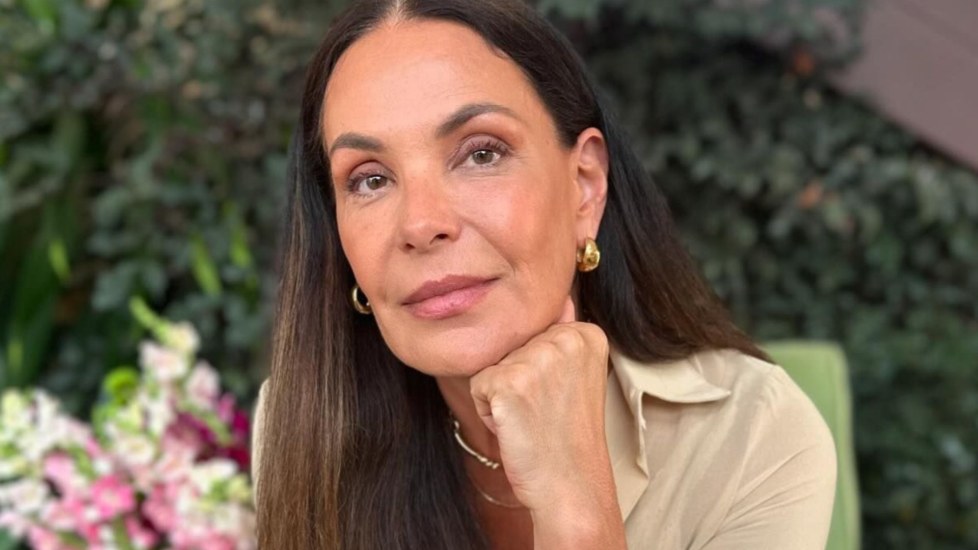 Bizarro? Brinco de Carolina Ferraz vira assunto: ‘Chifre deitado’