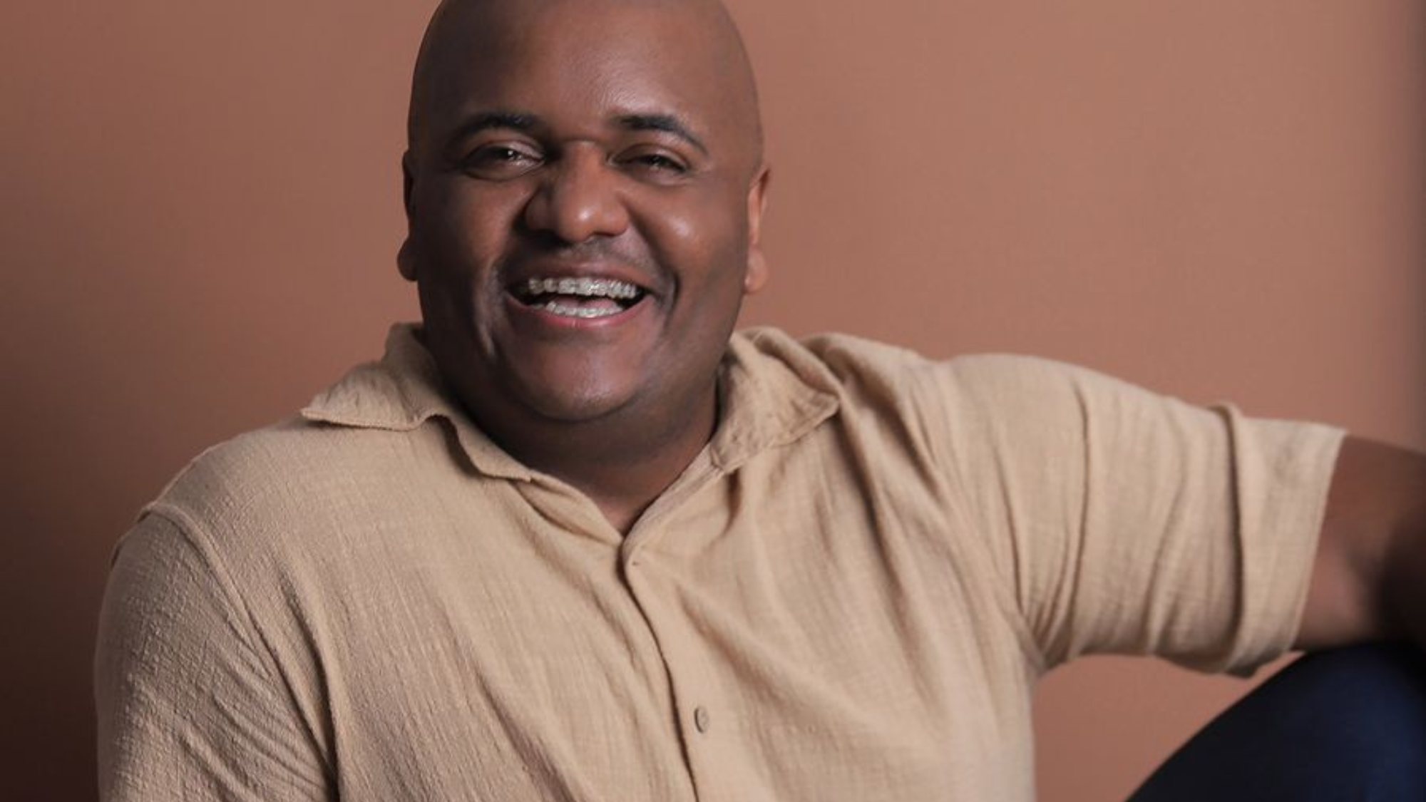 Rômulo Bellotti expõe situações pessoais com humor no palco: ‘Me desafiar’