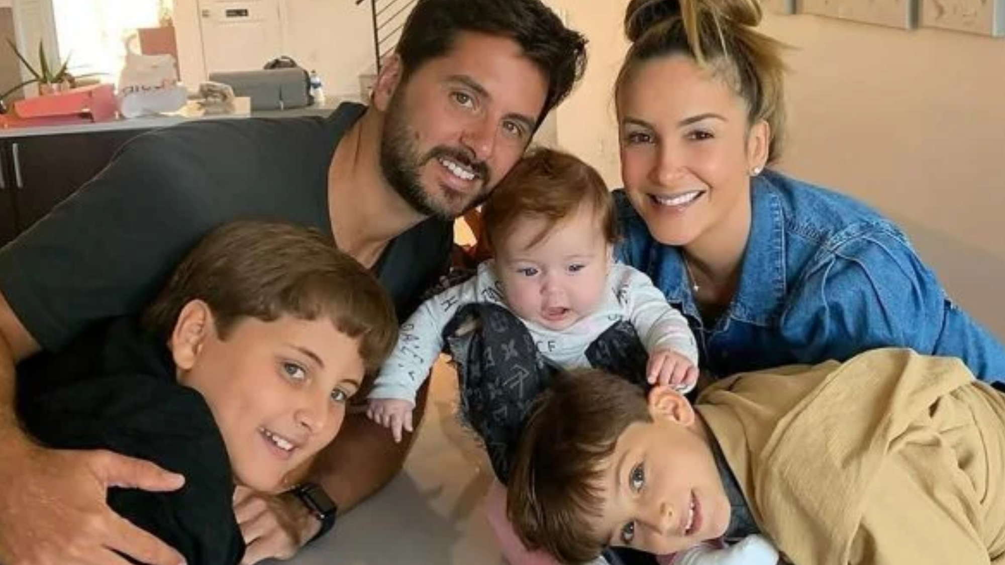 Claudia Leitte critica vida acelerada e se preocupa com futuro dos filhos: ‘Momento doido’