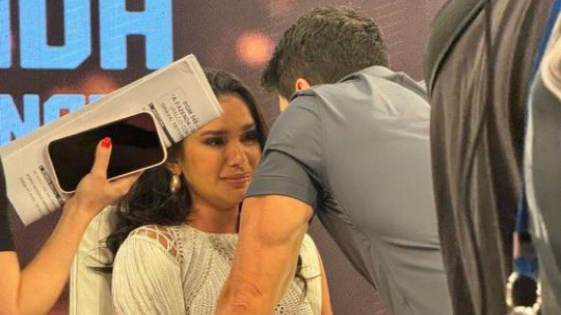 A Fazenda: Gizelly Bicalho chora em gravação com Rodrigo Faro; imagens vazam