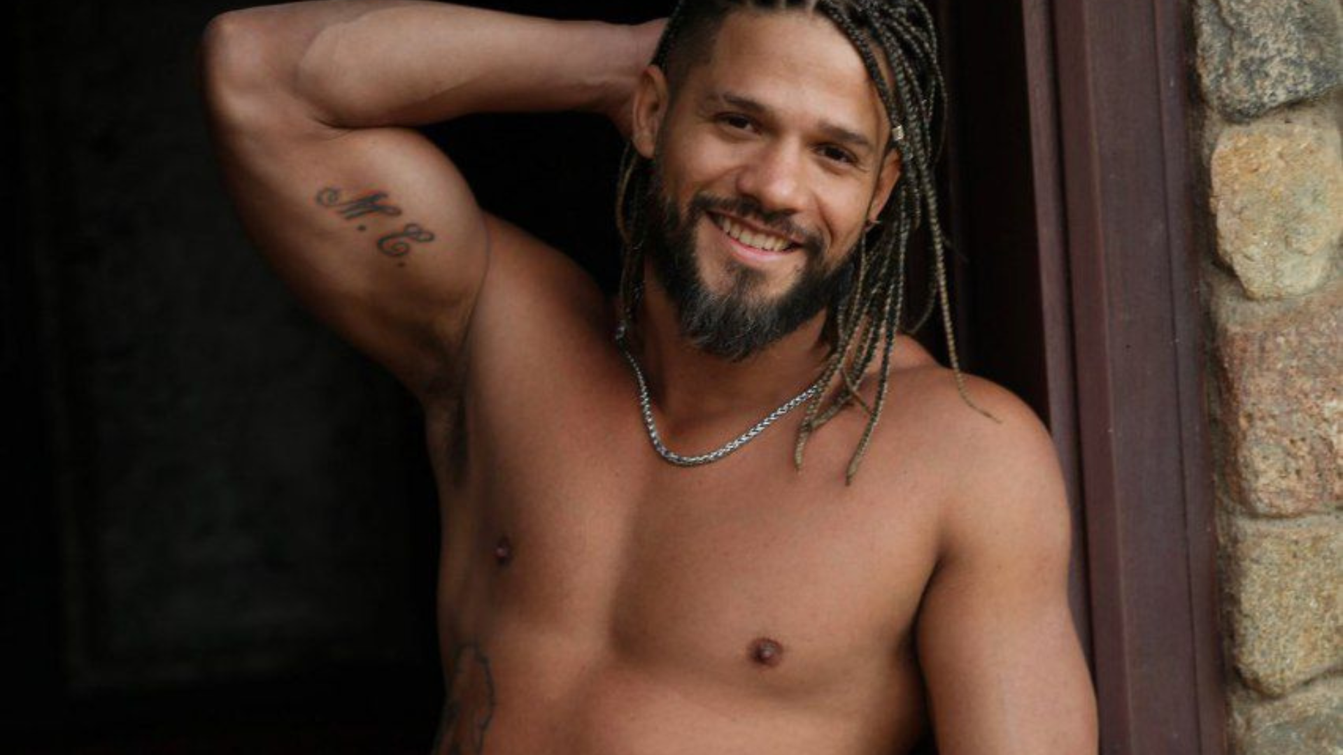 Ex-bbb Juninho revela que já ficou com outros homens: ‘Sim’