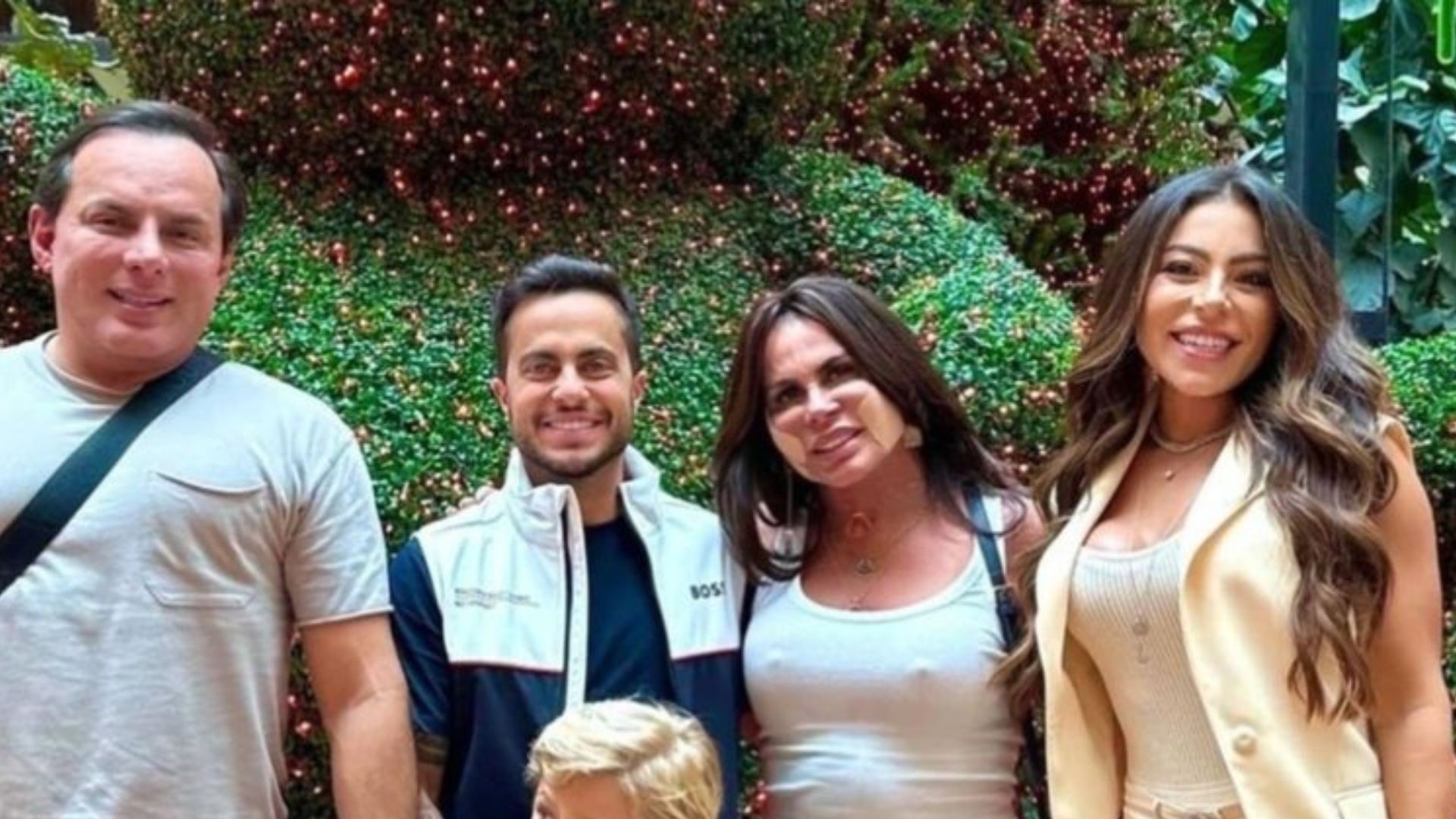 Ele cresceu! Neto de Gretchen surge enorme ao posar com a família: ‘Como é lindo’