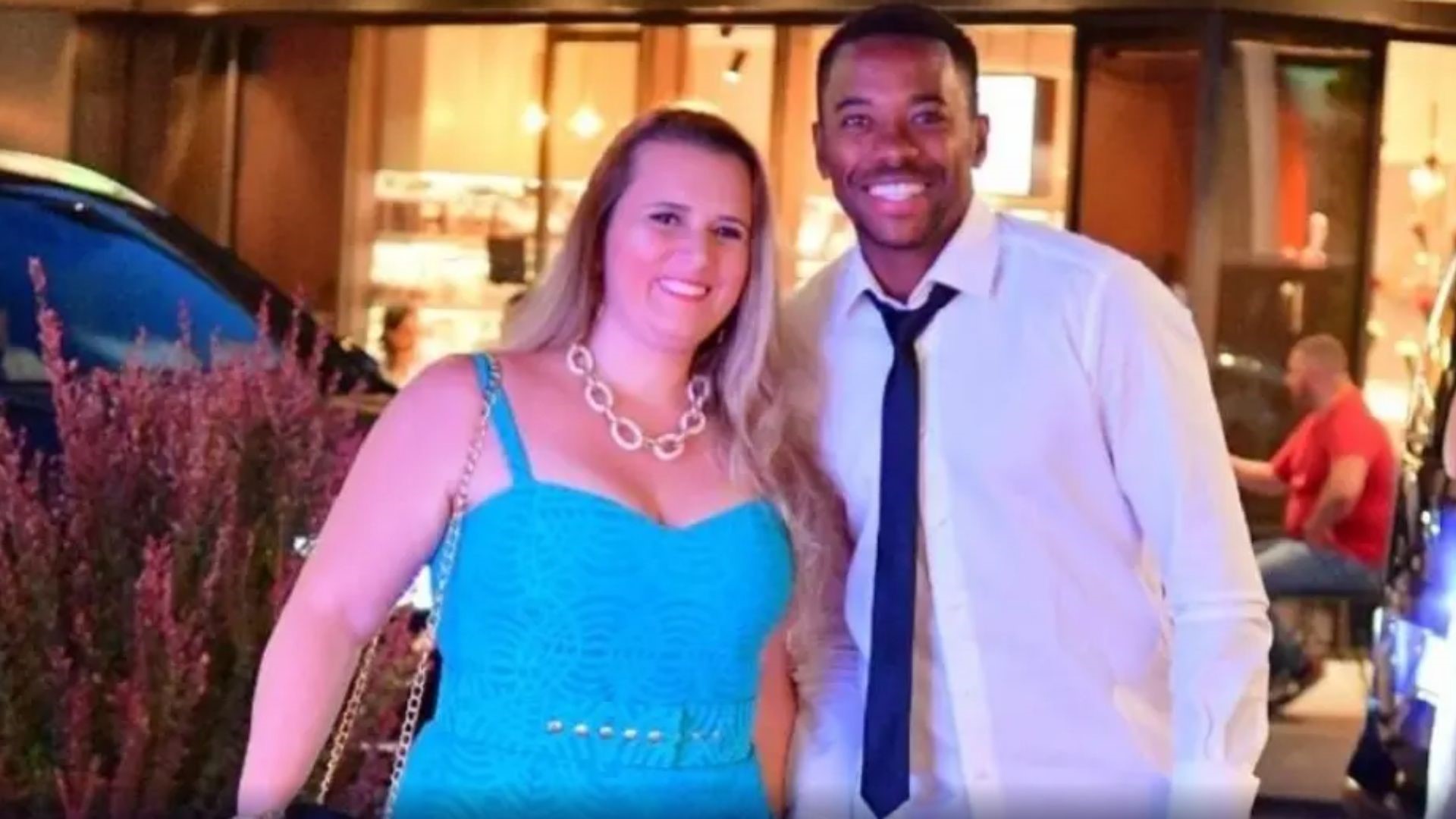 Esposa de Robinho acredita na inocência do marido: ‘Ninguém sabe mais desse caso’
