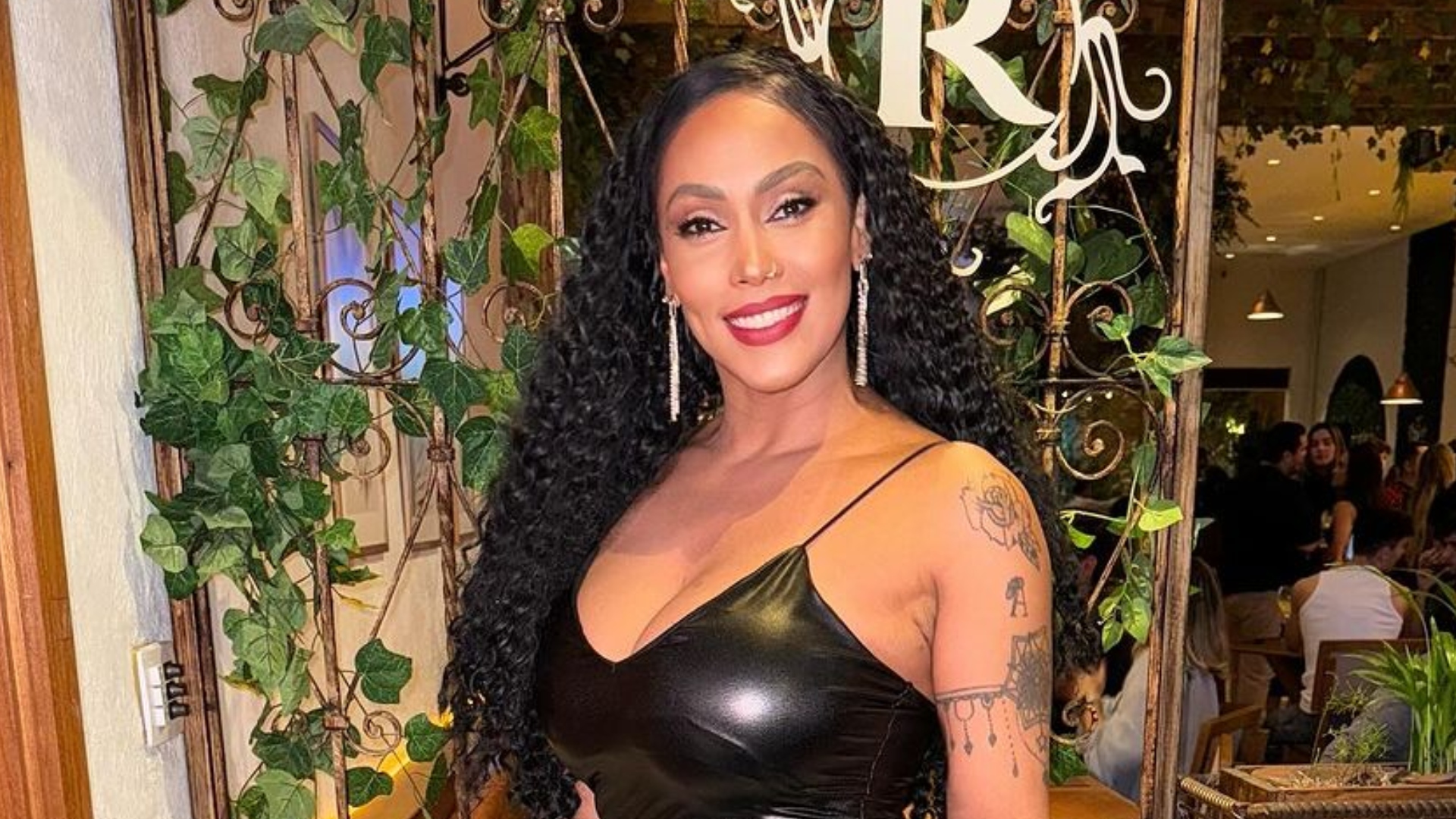 Rosiane Pinheiro reage após ser confundida com mulher trans e viraliza com resposta
