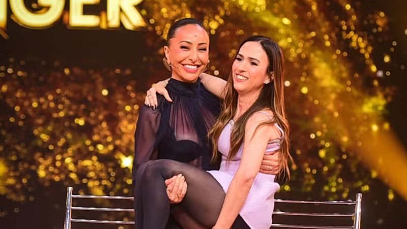 Sabrina Sato carrega Tata Werneck no colo em estúdio da Globo