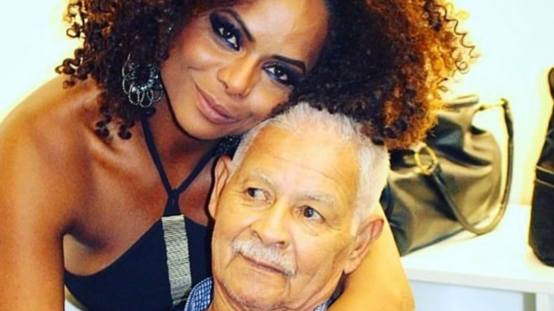 Adriana Bombom lamenta morte do pai que conheceu aos 43 anos: ‘Trouxe surpresa’