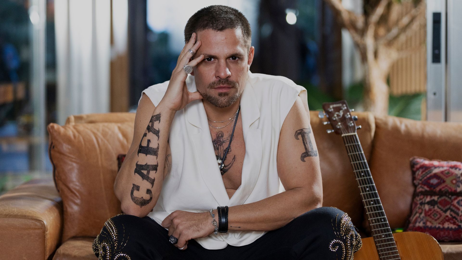 Alejandro Claveaux viveu desafio com mudança de personagem em Rensga Hits: ‘Cafajeste’
