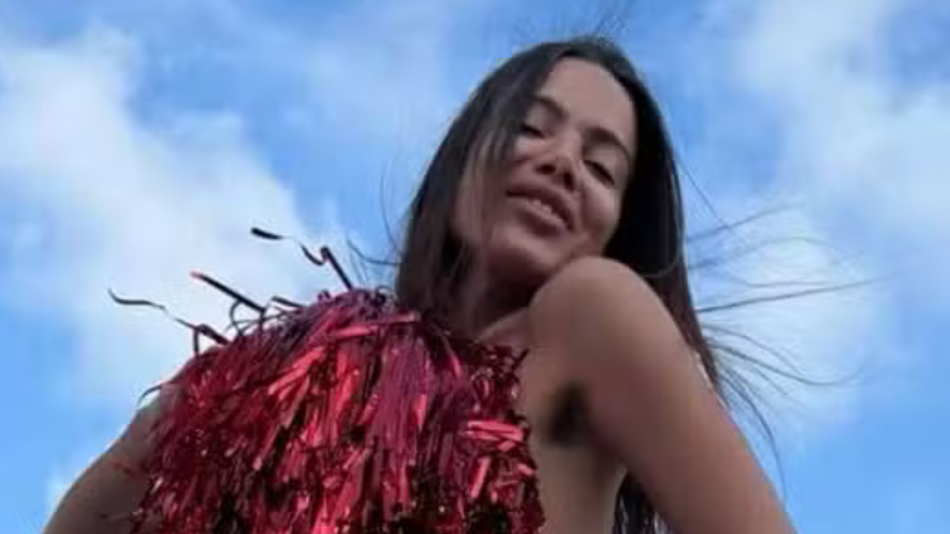 Anitta mantém tradição e posa nua em Natal novamente