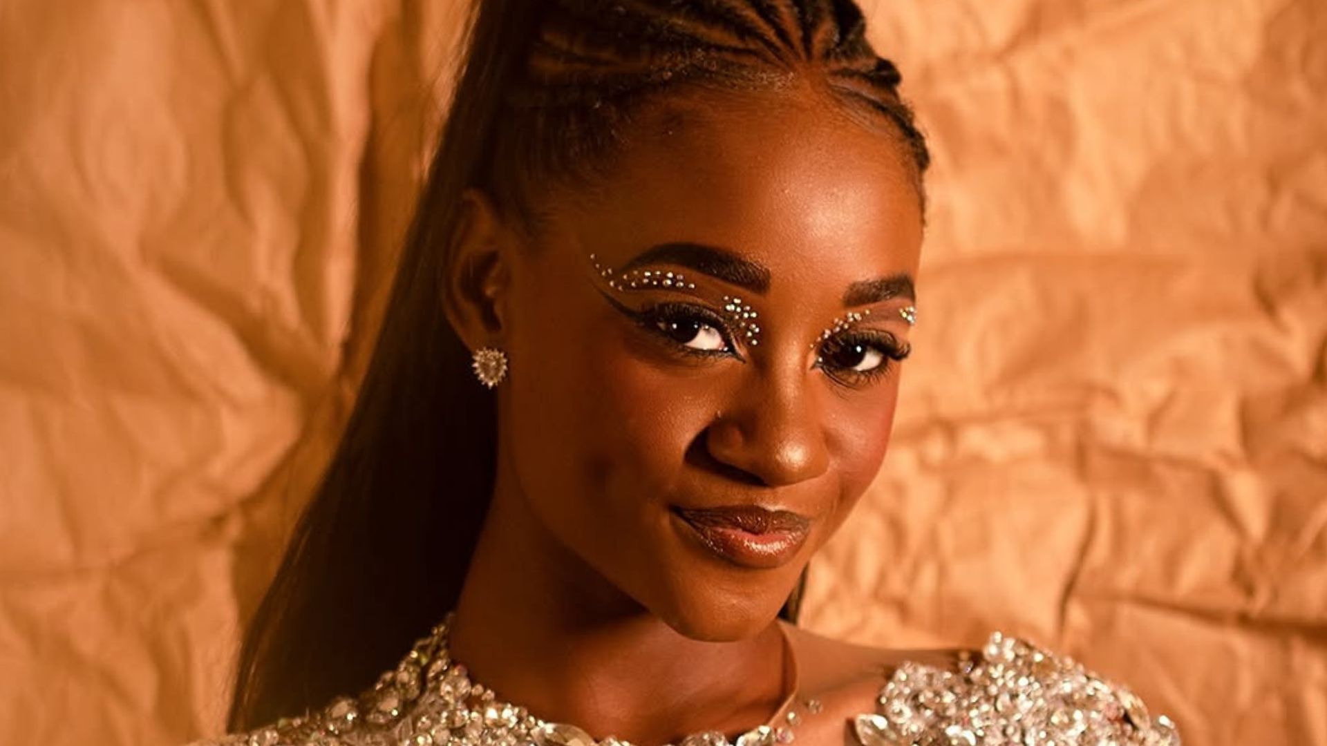 Aos 17 anos, rainha da Beija-Flor surpreende com anúncio: ‘Agora somos três’