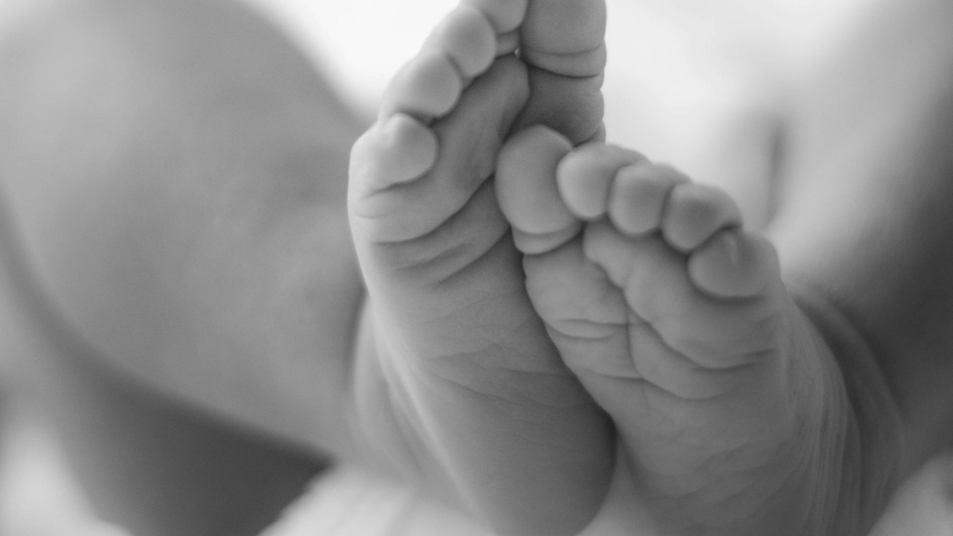 Tragédia! Bebê de 6 meses morre enquanto dormia na cama com os pais