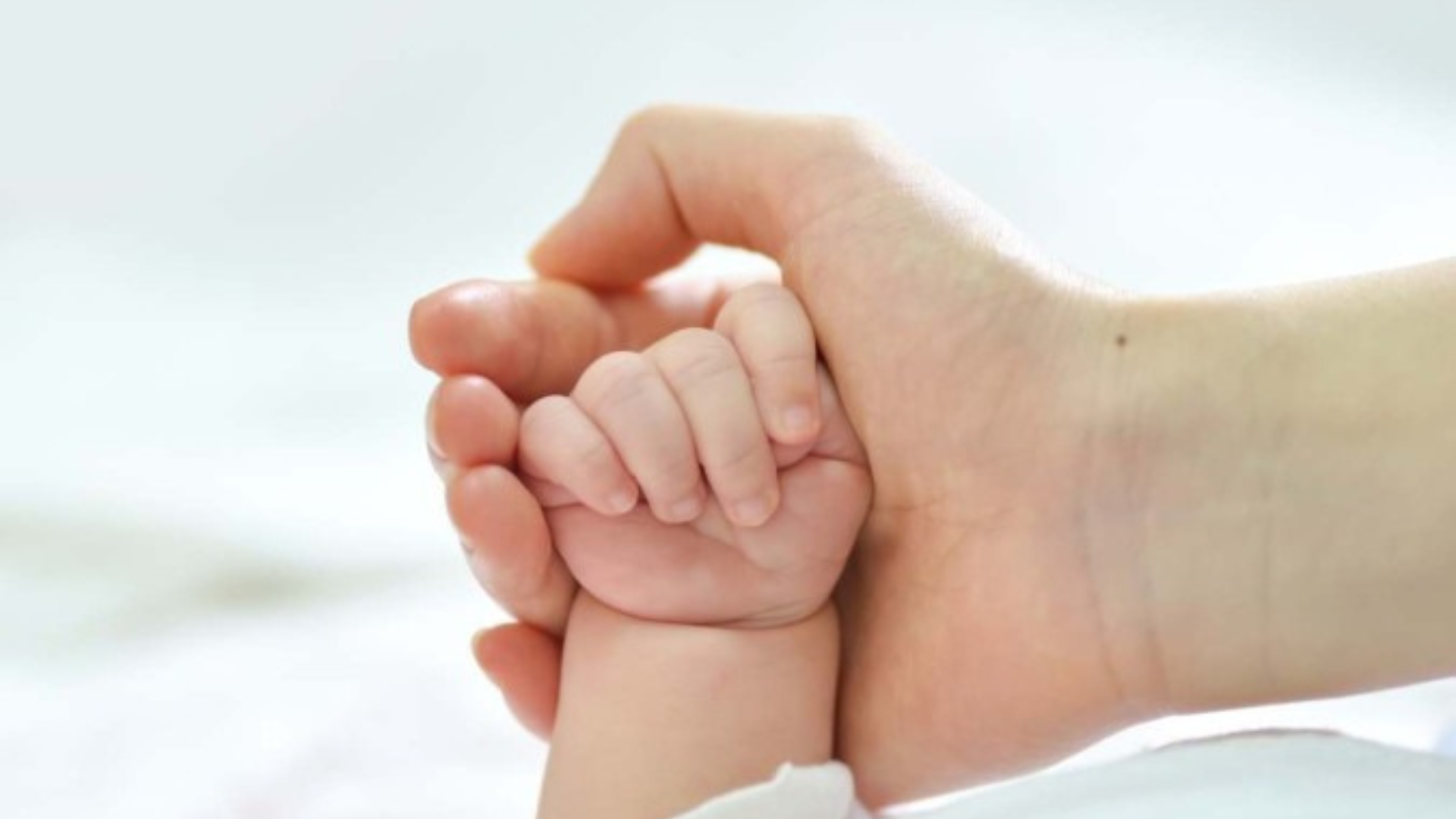 Pais descobrem que bebês foram trocados na maternidade em Goiás
