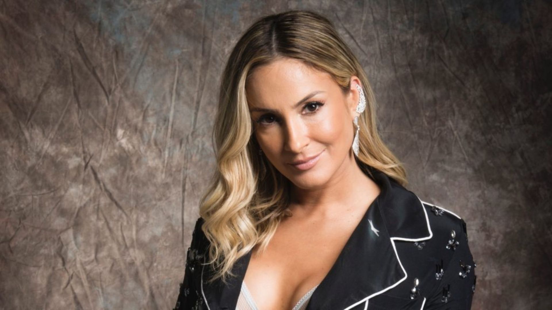 Claudia Leitte rompe o silêncio após ser denunciada por racismo religioso: ‘Integridade’