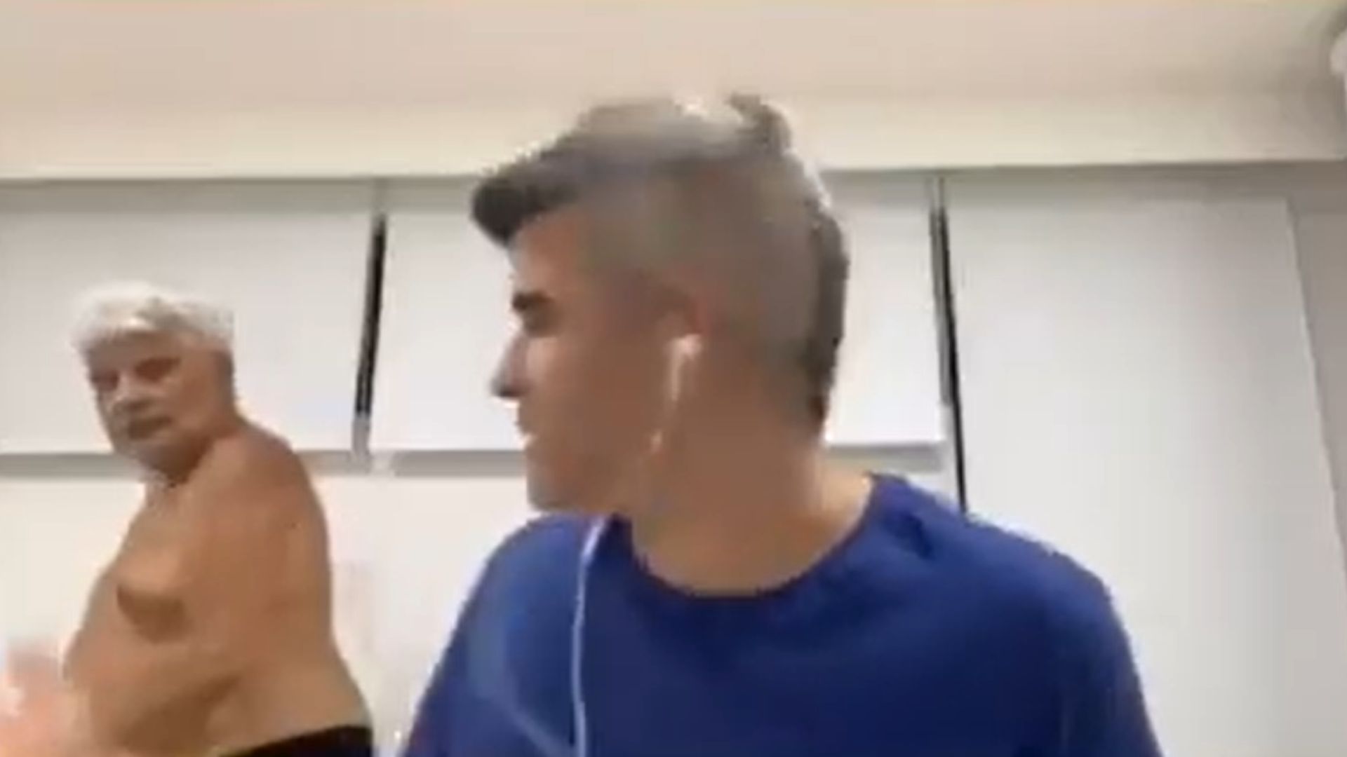 Pai de Guga Noblat interrompe programa ao vivo ao passar de sunga: ‘Me perdoem por isso’