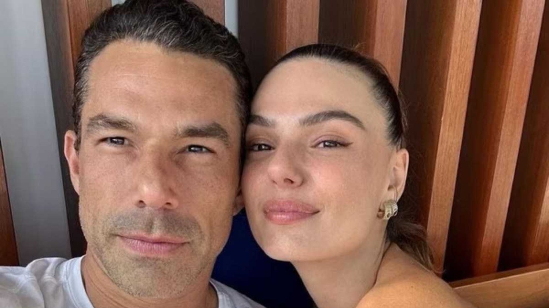 Ao lado dos filhos, Isis Valverde e Marcus Buaiz se casam em segredo no civil