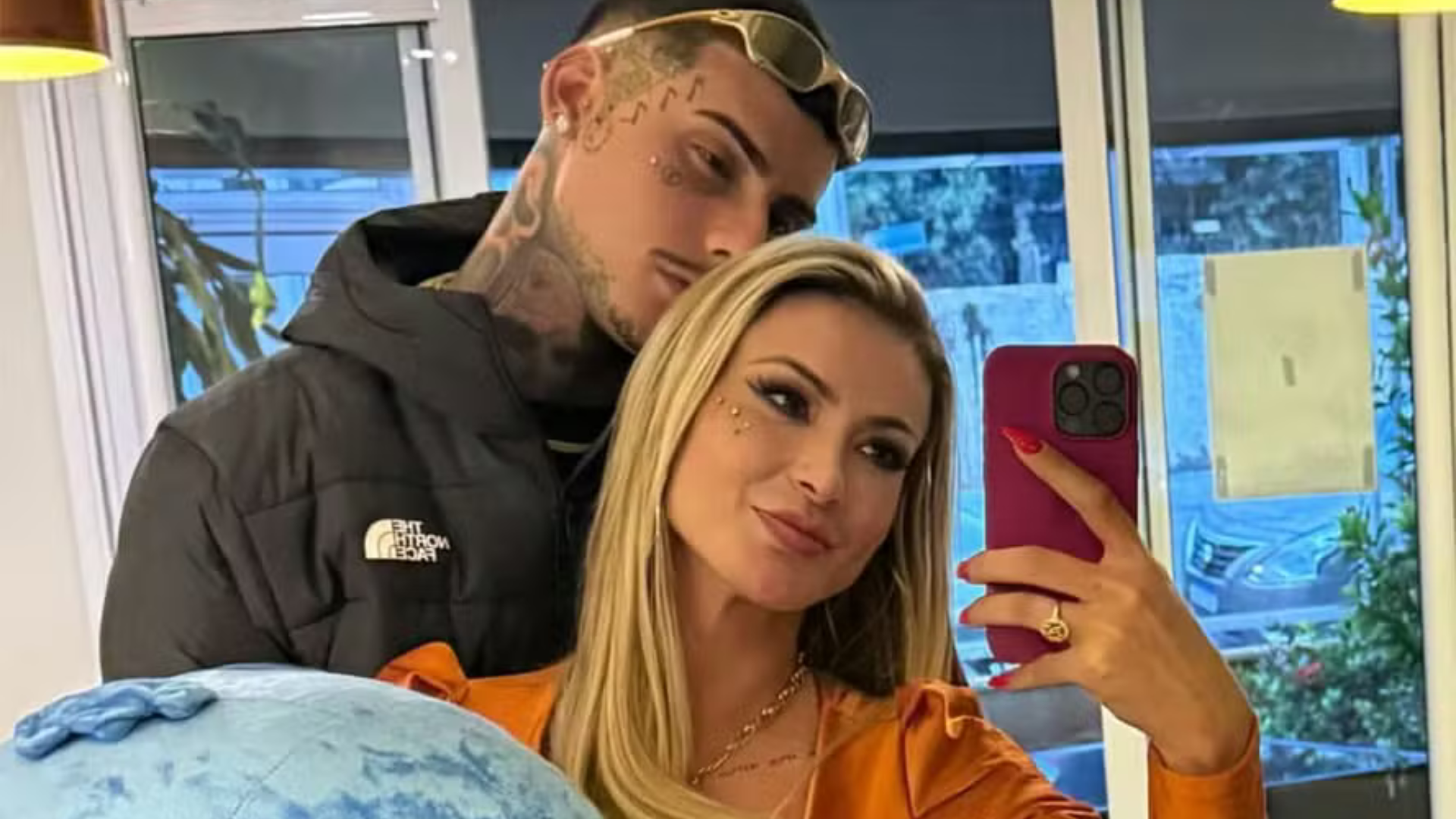 Andressa Urach e novo namorado fazem tatuagem juntos, após um dia de relacionamento