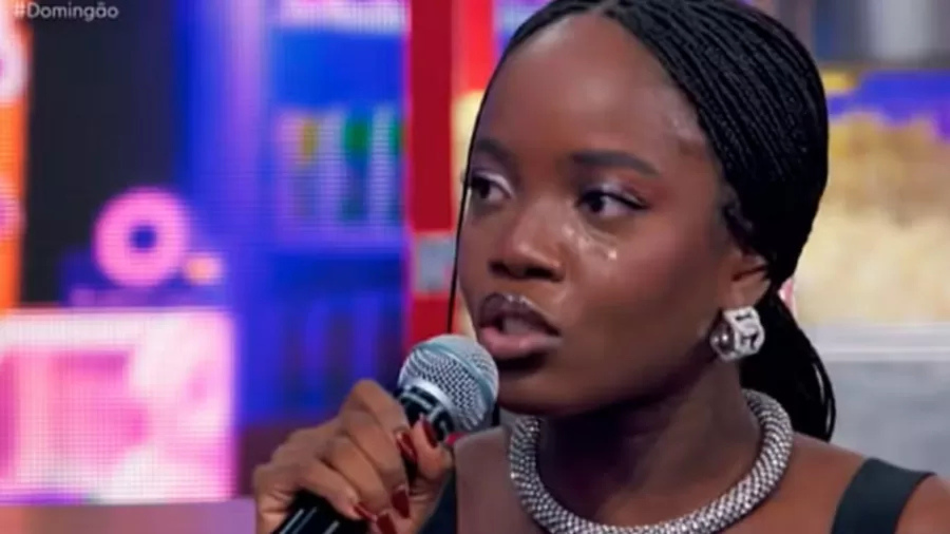 Clara Moneke se emociona ao falar sobre doença do pai: ‘Muito forte’