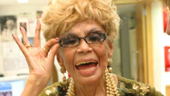 Dercy Gonçalves levou dinheiro no casaco para Boni comprar direito de novela há 60 anos