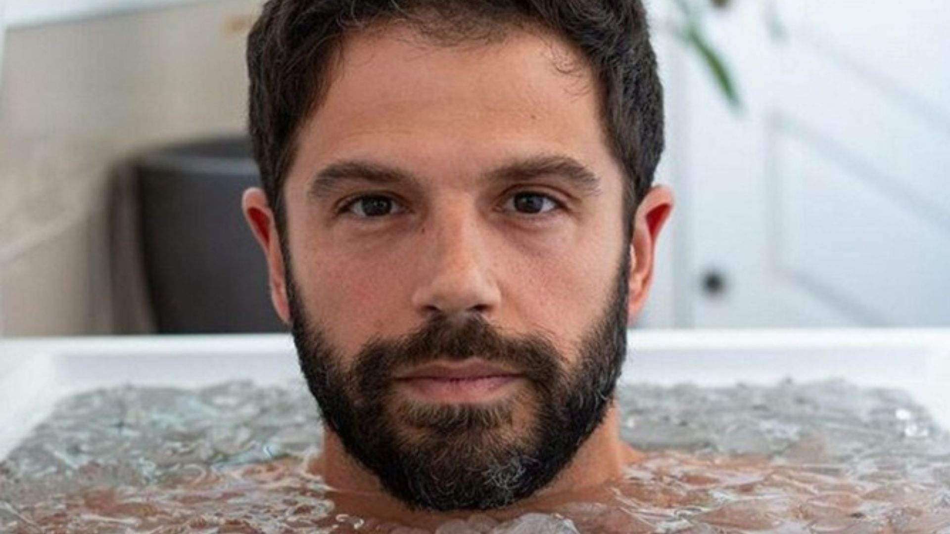 Quem é ela? Duda Nagle é flagrado em clima íntimo com loira misteriosa